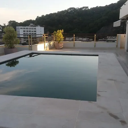 Leblon Inn: Beachside Flat with Daily Housekeeping and Gym
